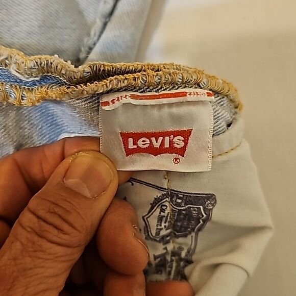 Levis Jean shorts size 26 501s. - Picture 10 of 12